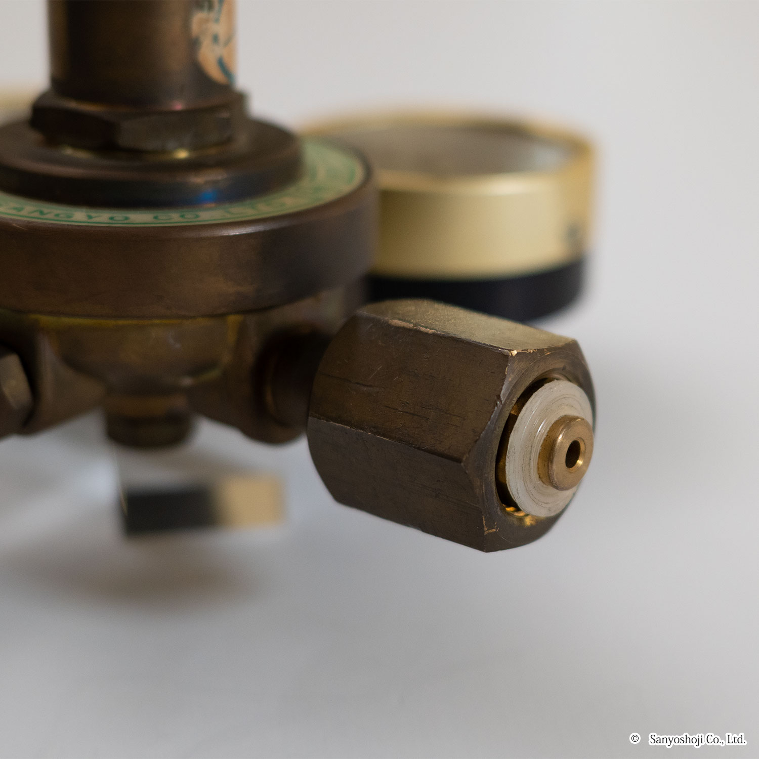 不活性ガス用レギュレータのボンベ取付口