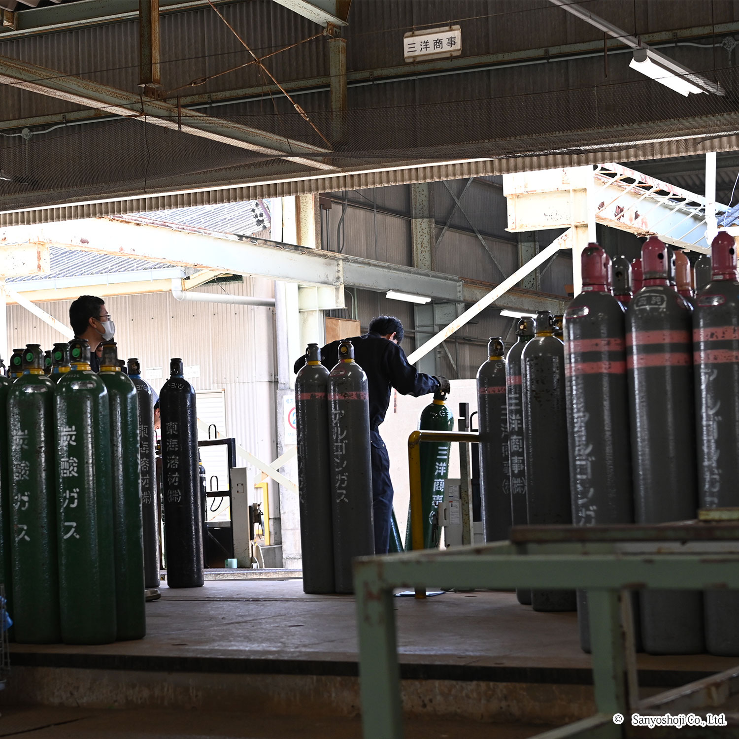 ボンベのトラックへの積み込み