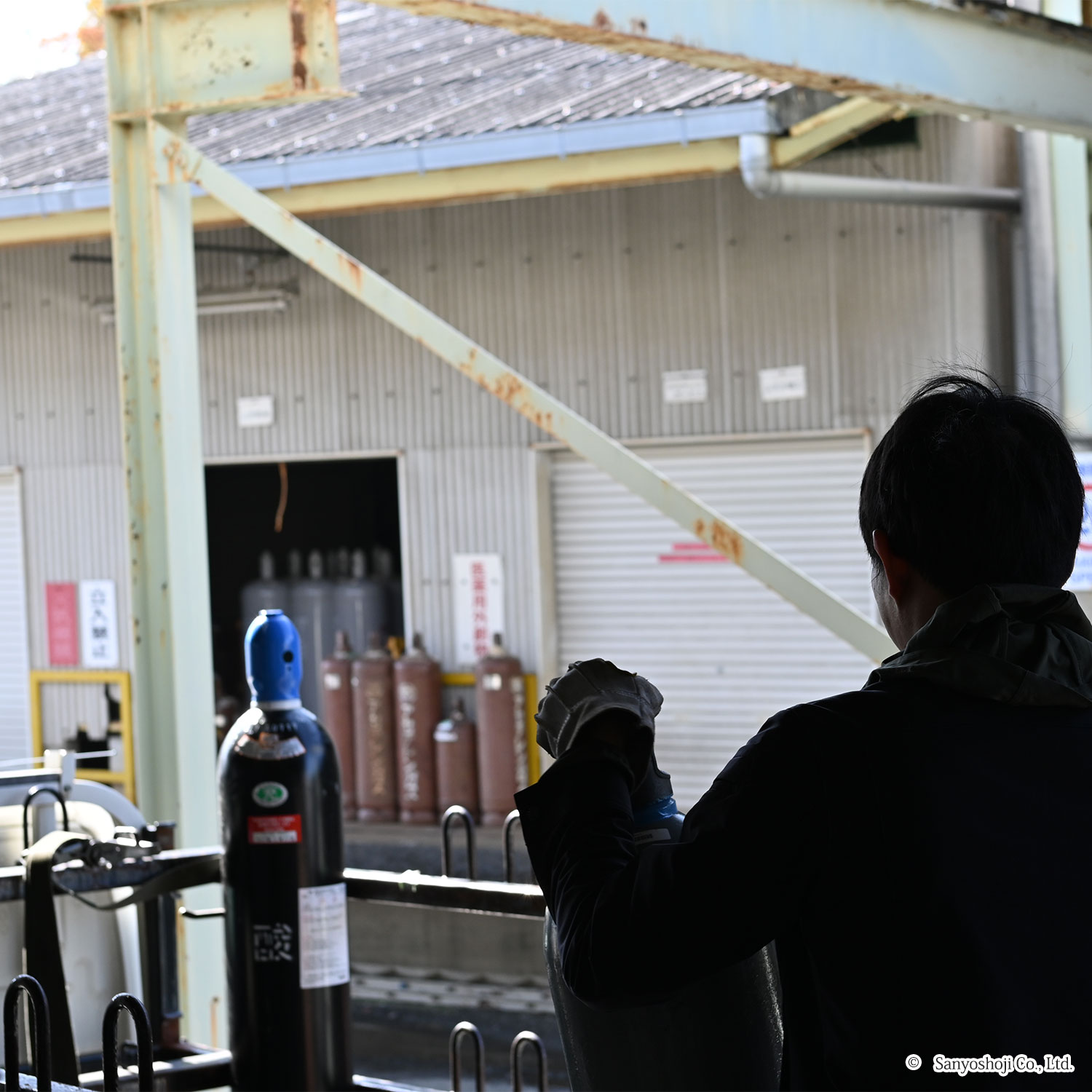 ボンベをつなぎ合わせたカードル