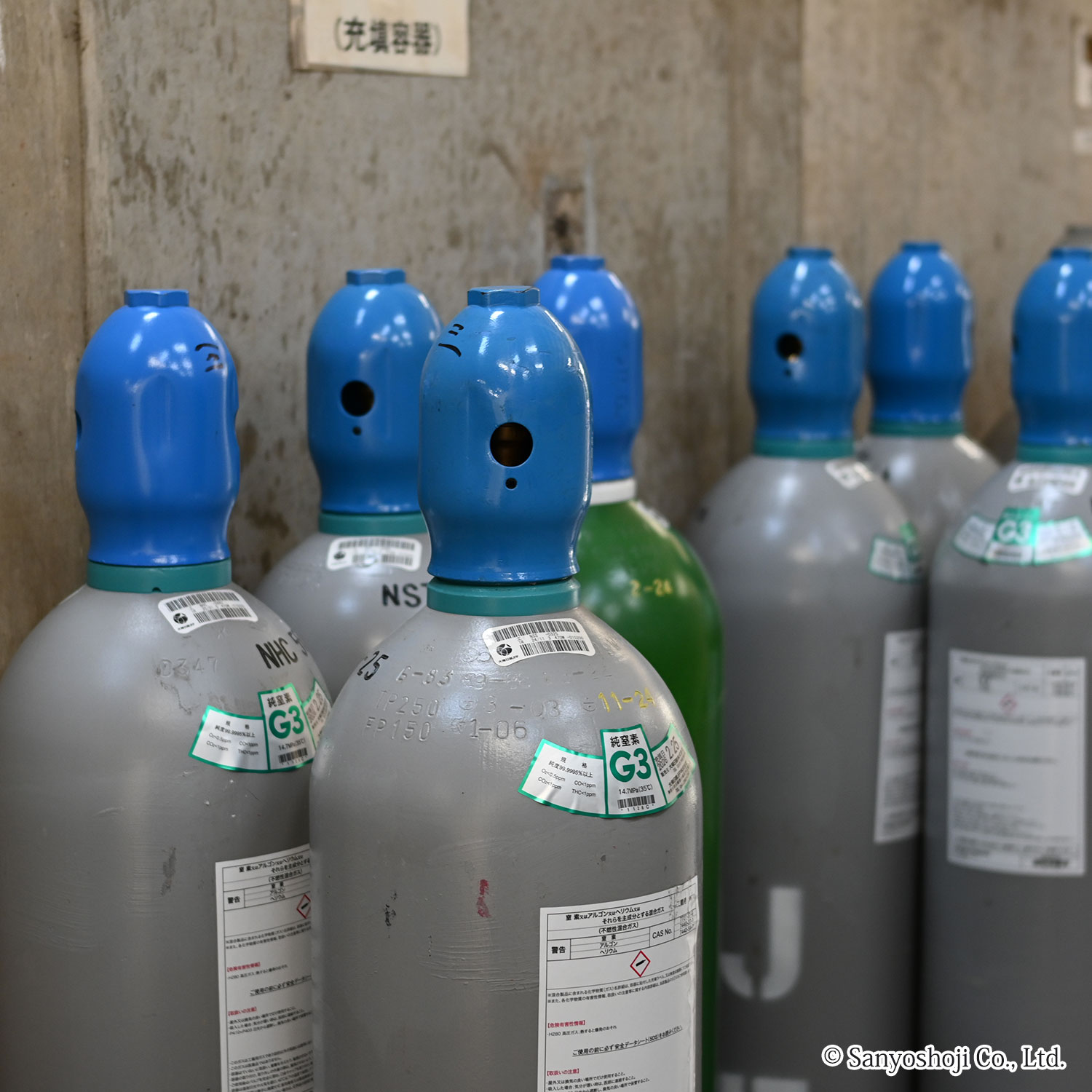 高純度ガスのボンベ