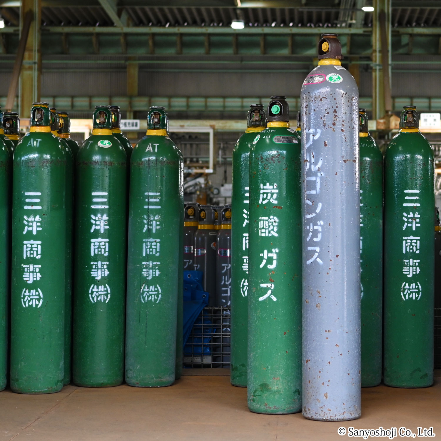 炭酸ガス30kgと47L（7000M3）ボンベとの比較